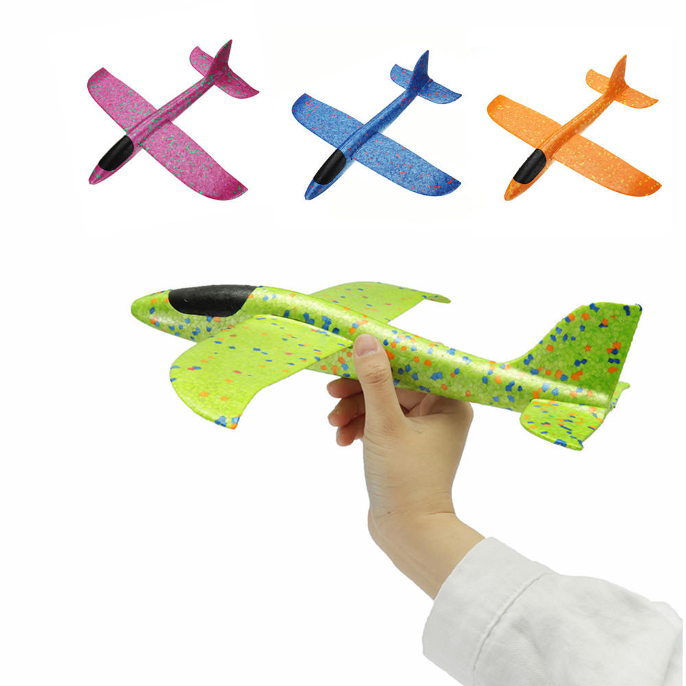 Самолет с маленьким ребенком. Метательный планер Авиамоделирование. Планер Эйрхогс. Игрушка "самолет". Игрушечный самолет.