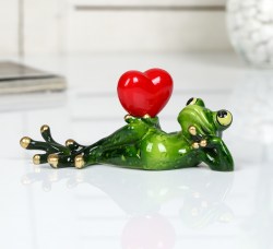 Сувенир Лягушонок лежит с сердцем в руке 6х5х15 см  
