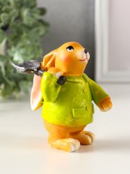 Фигурка полистоун «Зайчик с лопатой, в зелёном пальто» 6×7.5×9.5 см