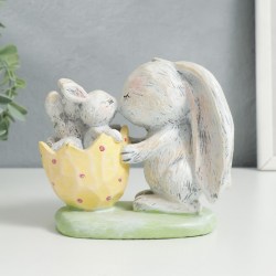 Сувенир статуэтка полистоун Заяц кролик с детками в скорлупке 11х13х8 см