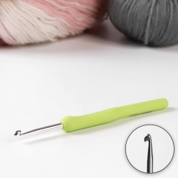 Крючок для вязания, с пластиковой ручкой, d = 4,5 мм, 14 см, цвет МИКС