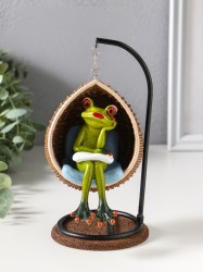 Фигурка полистоун лак «Лягуха в кресле-качели», 12×11×18 см