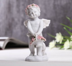 Статуэтка Ангелочек с корзинкой розовых роз 10см