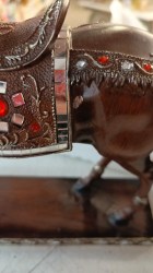 уценка Фигурка полистоун Конь с седлом с рубинами - аллюр под дерево, 29.5×7.5×29.5 см