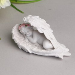 Статуэтка ангел в венке спит в крыльях 10 см
