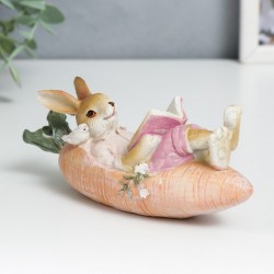 Сувенир полистоун Кролик/Заяц читает книгу в морковке лодке, с птичкой" 6х5х14 см