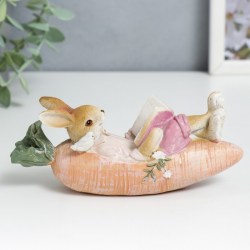Сувенир полистоун Кролик/Заяц читает книгу в морковке лодке, с птичкой" 6х5х14 см