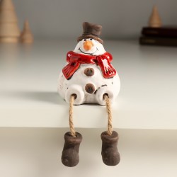Статуэтка сувенир новогодний снеговик в шляпе с висячими ножками 7 см