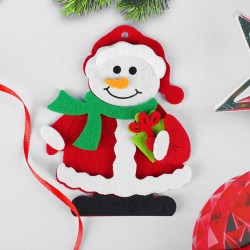 Набор для творчества - создай ёлочное украшение из фетра Снеговик с подарком