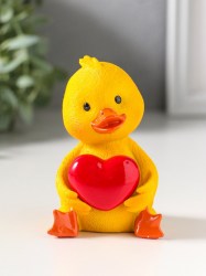 Фигурка полистоун лак «Жёлтый утёнок с красным сердцем» 6.5×6.2×9.5 см
