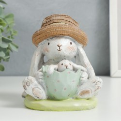 Сувенир статуэтка полистоун Заяц кролик в шляпе с малышом в скорлупке 12х9х11 см