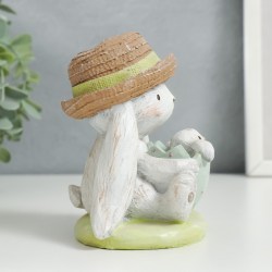 Сувенир статуэтка полистоун Заяц кролик в шляпе с малышом в скорлупке 12х9х11 см