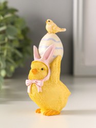 Фигурка полистоун «Цыпленок в розовой шапке с заячьими ушками несёт яичко», 10.5 см