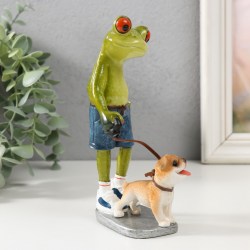 Статуэтка сувенир Лягушка на прогулке с собакой 16 см